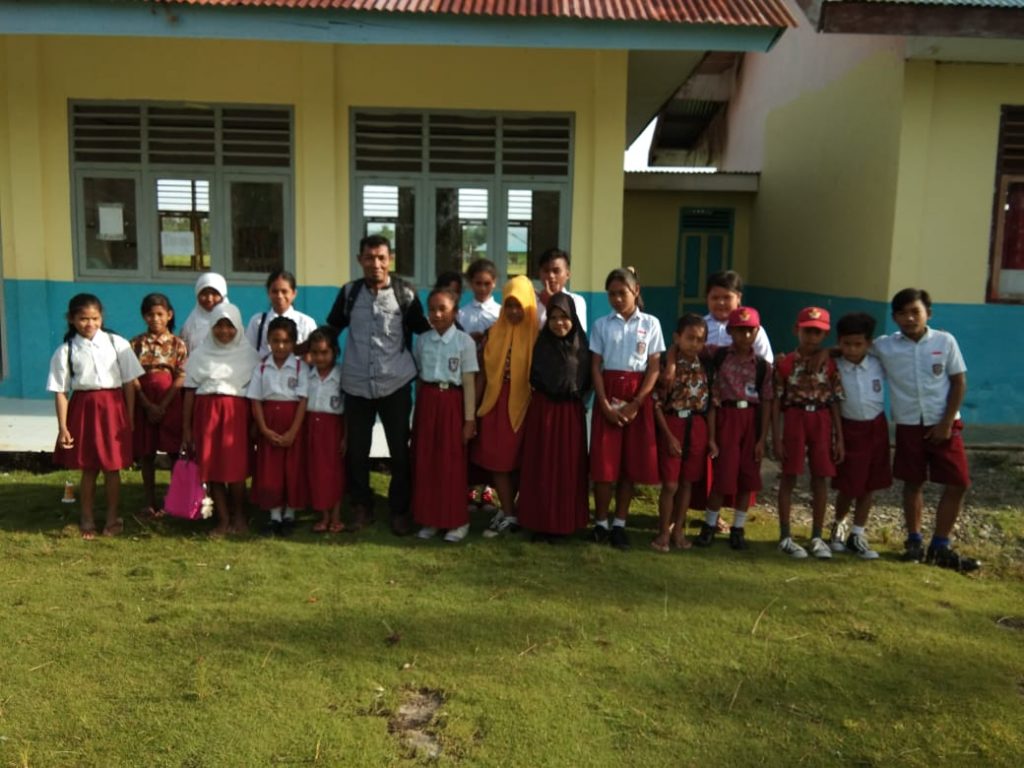 Sekolah Ini, Kepala Sekolah Merangkap Guru Mengajar