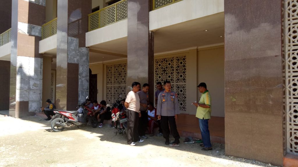 Jelang Tabligh Akbar, Polres dan Kemenag Halteng Bersihkan Masjid Agung Darussalam