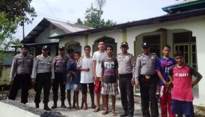 Pemuda dan Polsek Jailolo Baksos Bersihkan Masjid