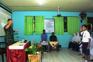 Danrem Beserta Pejabat Korem 152/Bbl Laksanakan Serbuan Teritorial Dengan Berikan Materi Bela Bangsa Di SMPN 1 Ternate