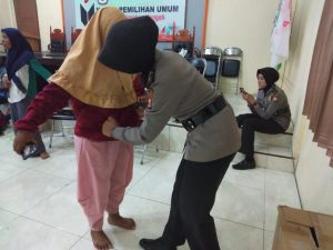 Pengamanan Pelipatan Surat Suara, Polres Halteng Turunkan Personil Polwan