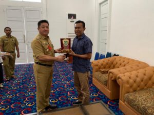 Bupati Kepsul Beri Penghargaan Kepada UP3 PLN Ternate