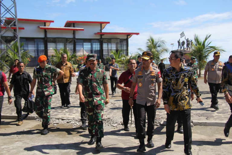 CEK KESIAPAN PERSONEL JELANG PILKADA SERENTAK, PANGLIMA TNI BERSAMA KAPOLRI KUNJUNGI MALUKU UTARA