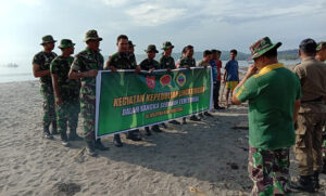 Peduli Lingkungan TNI dan Pemda Halteng Gelar Bakti Bersih Pantai
