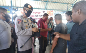 CEGAH COVID-19, PEMKOT TIKEP DAN TNI-POLRI BAGI- BAGI MASKER UNTUK MASYARAKAT