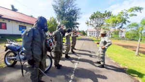 DALAM RANGKA PENCEGAHAN VIRUS CORONA PERSONIL BATALYON A PELOPOR MELAKSANAKAN PENYEMPROTAN DI DESA BINAAN