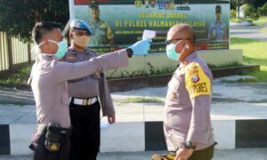 CEGAH COVID – 19, BAURKES POLRES HALSEL CEK SUHU TUBUH ANGGOTA POLRES HALSEL