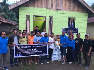 DPD KNPI Malut dan Komunitas Jarod Bagi Sumbangan Korban Banjir Halut