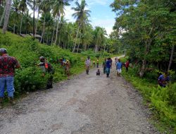Bakti Sosial, Babinsa dan Warga Bersihkan Desa Leko Sula