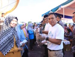 Pj Bupati Halteng Bagikan Ratusan Paket Ikan di Tiga Wilayah Ini