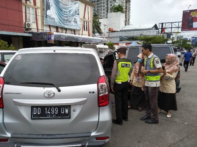 Mobil Plat Luar Rugikan Daerah: Pajak Dibayar di Luar, Kerusakan  Ditinggalkan di Sini - teropongmalut.com