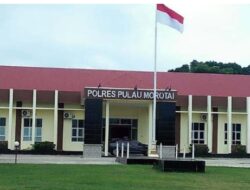 Kapolres Morotai Membagikan Daging Sapi Kurban Kepada Yang Hak Menerima Setelah Selesai Shalat Idul adha 1445 H / 2024 M
