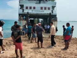 Kapal Feri Berlabu di Pelabuhan Alternatif Desa Pandanga Morotai Selatan