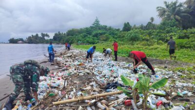 TNI POLRI Oba Utara Pembersihan Sampah Pantai di Pelabuhan Sofifi