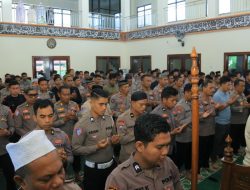 Polda Malut, Ojol, dan Mahasiswa Gelar Sholat Ghaib untuk Almarhum Affan Kurniawan