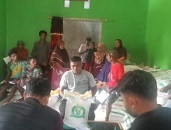 Bulog Bagikan Beras 10 Kg untuk Warga Morotai Penerima Bantuan